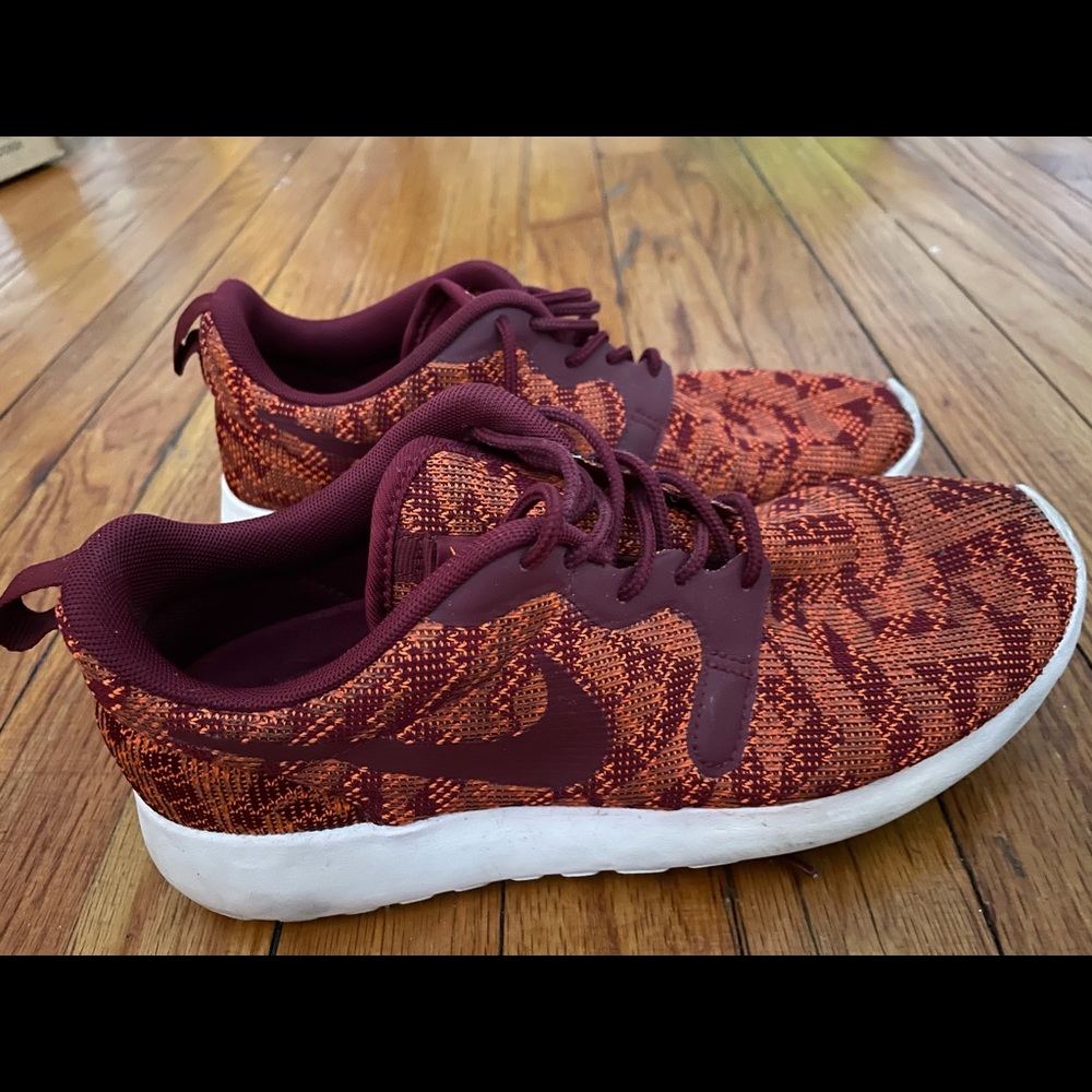 Nike roches red